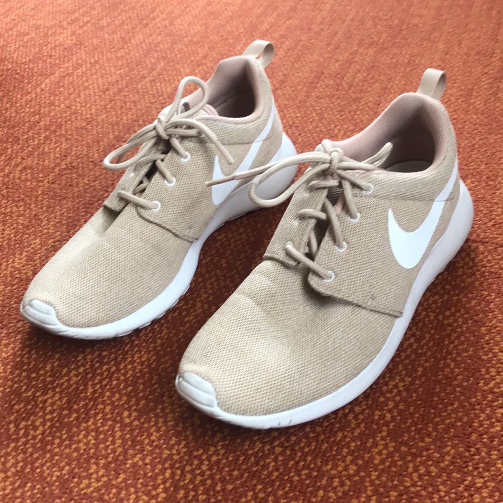 Nike Roche One Trainers Women’s 10